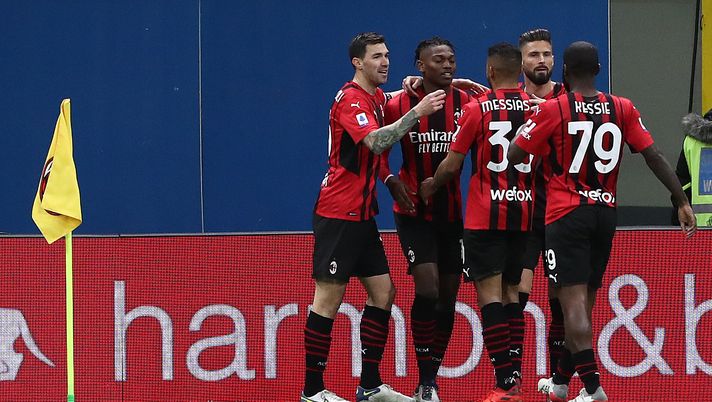 MILAN, ITALY - FEBRUARY 25: AC Milan players celebrate after Rafael Leao of AC Milan scores his side's opening goal during the Serie A match between AC Milan and Udinese Calcio at Stadio Giuseppe Meazza on February 25, 2022 in Milan, Italy. (Photo by Marco Luzzani/Getty Images)