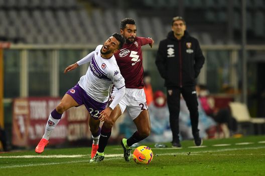 TURIN, ITALY - JANUARY 10: Koffi Djidji of Torino FC tackles Nicolas Gonzalez of ACF Fiorentina during the Serie A match between Torino FC v ACF Fiorentina at Stadio Olimpico di Torino on January 10, 2022 in Turin, Italy. (Photo by Valerio Pennicino/Getty Images) Mirabelli: “Piatek in cerca di rivincita, perfetto per il calcio italiano”- immagine 2