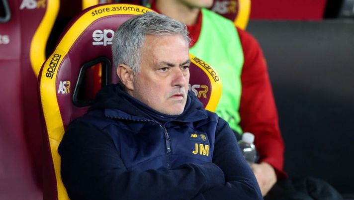 ROME, ITALY - FEBRUARY 04: Jose Mourinho, Head Coach of AS Roma, looks on from the bench during the Serie A match between AS Roma and Empoli FC at Stadio Olimpico on February 04, 2023 in Rome, Italy. (Photo by Paolo Bruno/Getty Images) Mourinho: “Campo orribile! Non parlo più Zaniolo, Wijnaldum…” - immagine 1