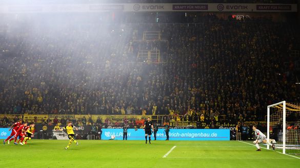 DORTMUND, GERMANY - NOVEMBER 10: Marco Reus of Borussia Dortmund scores his team's first goal past Manuel Neuer of Bayern Munich from the penalty spot during the Bundesliga match between Borussia Dortmund and FC Bayern Muenchen at Signal Iduna Park on November 10, 2018 in Dortmund, Germany. (Photo by Dean Mouhtaropoulos/Bongarts/Getty Images) Parola agli utenti: 5 stadi italiani tra i peggiori 15, c’è anche il Franchi- immagine 2