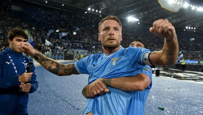 ROME, ITALY - OCTOBER 30: Ciro Immobile of SS Lazio celebrates a opening goal a penalty with his team mates during the Serie A TIM match between SS Lazio and ACF Fiorentina at Stadio Olimpico on October 30, 2023 in Rome, Italy. (Photo by Marco Rosi - SS Lazio/Getty Images) Milan e Lazio, formazioni ufficiali in Champions: la scelta su Immobile, Zaccagni e Leao - immagine 1