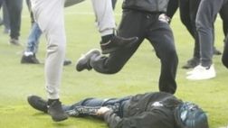 Slovacchia shock: derby Trnava-Slovan, tifosi immobili a terra scalciati e calpestati