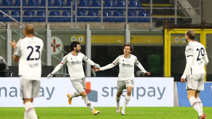 MILAN, ITALY - DECEMBER 05: Emanuel Vignato (R) of Bologna F.C. 1909 celebrates scoring their sides first goal during the Serie A match between FC Internazionale and Bologna FC at Stadio Giuseppe Meazza on December 05, 2020 in Milan, Italy. Football Stadiums around Italy remain empty due to the Coronavirus Pandemic as Government social distancing laws prohibit fans inside venues resulting in fixtures being played behind closed doors. (Photo by Marco Luzzani/Getty Images) MILAN, ITALY - DECEMBER 05: Emanuel Vignato (R) of Bologna F.C. 1909 celebrates scoring their sides first goal during the Serie A match between FC Internazionale and Bologna FC at Stadio Giuseppe Meazza on December 05, 2020 in Milan, Italy. Football Stadiums around Italy remain empty due to the Coronavirus Pandemic as Government social distancing laws prohibit fans inside venues resulting in fixtures being played behind closed doors. (Photo by Marco Luzzani/Getty Images)