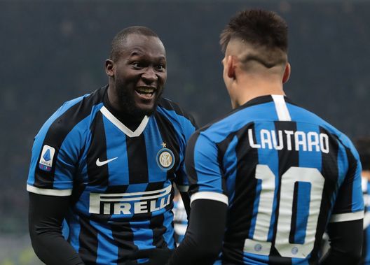  MILAN, ITALY - JANUARY 11: Lautaro Martinez of FC Internazionale celebrates with his team-mate Romelu Lukaku (L) after scoring the opening goal during the Serie A match between FC Internazionale and Atalanta BC at Stadio Giuseppe Meazza on January 11, 2020 in Milan, Italy. (Photo by Emilio Andreoli/Getty Images) 