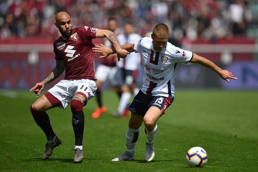  TURIN, ITALY - APRIL 14: Simone Zaza (L) of Torino FC competes with Ragnar Klavan of Cagliari during the Serie A match between Torino FC and Cagliari at Stadio Olimpico di Torino on April 14, 2019 in Turin, Italy. (Photo by Valerio Pennicino/Getty Images) 