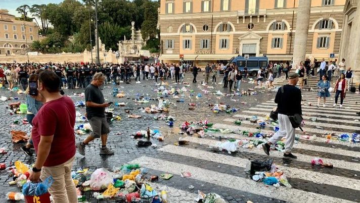 Roma-Betis, i tifosi spagnoli vandalizzano Piazza del Popolo – FOTO - immagine 1
