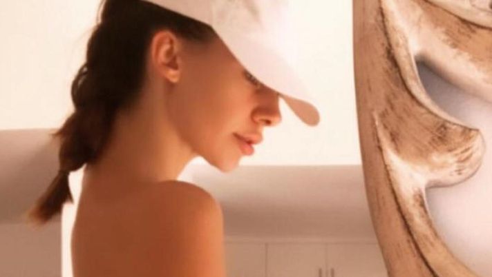 Erjona prova ad accendere il Natale. Topless mozzafiato per l’ex di Dzemaili 