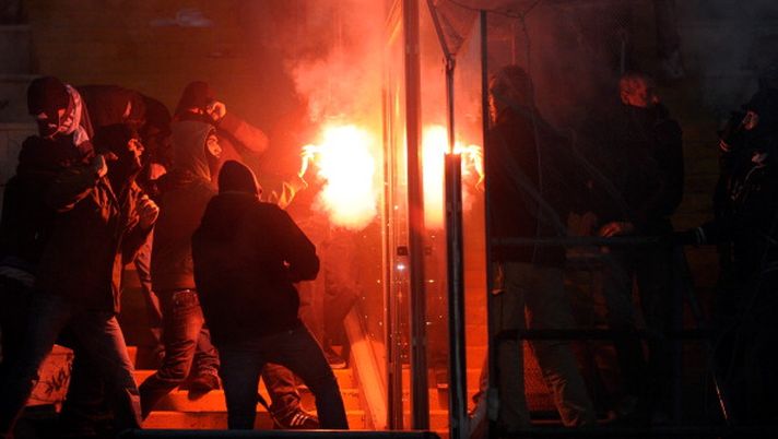 NAPLES, ITALY - JANUARY 09: Ultras of Napoli and Juventus during the Serie A match between SSC Napoli and Juventus FC at Stadio San Paolo on January 9, 2011 in Naples, Italy. (Photo by Claudio Villa/Getty Images) Derby d’Italia e derby di Torino: 30 Daspo a carico degli ultras Juve - immagine 1