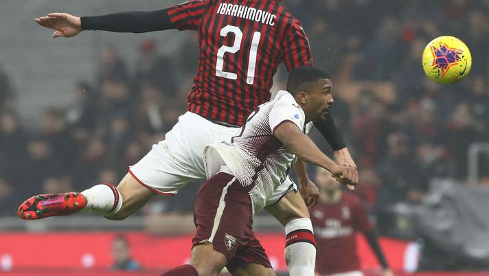 MILAN, ITALY - FEBRUARY 17:  Zlatan Ibrahimovic of AC Milan jumps for the ball with Gleison Bremer of Torino FC during the Serie A match between AC Milan and Torino FC at Stadio Giuseppe Meazza on February 17, 2020 in Milan, Italy.  (Photo by Marco Luzzani/Getty Images) 