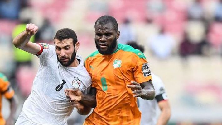Egypt's defender Omar Kamal (l) fights for the ball with Ivory Coast's midfielder Franck Kessie during the Africa Cup of Nations (CAN) 2021 round of 16 football match between Ivory Coast and Egypt at Stade de Japoma in Douala on January 26, 2022. (Photo by CHARLY TRIBALLEAU / AFP) (Photo by CHARLY TRIBALLEAU/AFP via Getty Images) FLASH – Coppa d’Africa, infortunio e cambio per Kessié: il motivo dello stop - immagine 1
