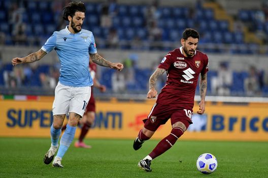  ROME, ITALY - MAY 18: Luis Alberto of SS Lazio competes for the ball with Antonio Sanabria of Torino FC during the Serie A match between SS Lazio and Torino FC at Stadio Olimpico on May 18, 2021 in Rome, Italy. The match, despite it's not postponed by Lega Serie A, will not be played as Torino team need to observe a home quarantine until midnight on Tuesday due to Covd-19. (Photo by Marco Rosi - SS Lazio/Getty Images) 