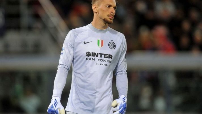 BOLOGNA, ITALY - APRIL 27: Radu ionut goalkeeper of Internazionale looks on during the Serie A match between Bologna FC and Internazionale at Stadio Renato Dall'Ara on April 27, 2022 in Bologna, Italy. (Photo by Mario Carlini / Iguana Press/Getty Images) UFFICIALE – Radu è un nuovo giocatore della Cremonese. Cosa fare all’asta - immagine 1