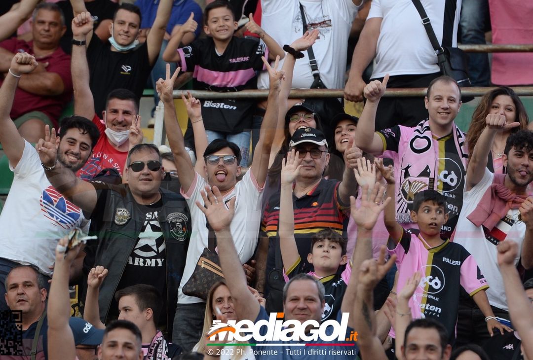 Fototifo, i tifosi allo stadio per Palermo-Feralpisaló 1-0 (gallery) - immagine 35