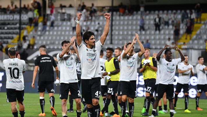 LA SPEZIA, ITALY - AUGUST 14: Dimitrios Nikolaou of Spezia Calcio celebrates the victory with teammates at the end of the Serie A match between Spezia Calcio and Empoli FC at Stadio Alberto Picco on August 14, 2022 in La Spezia, Italy. (Photo by Valerio Pennicino/Getty Images) Picco, clima bollente e timori. Rischio contatto tra tifosi nel “settore misto” - immagine 1