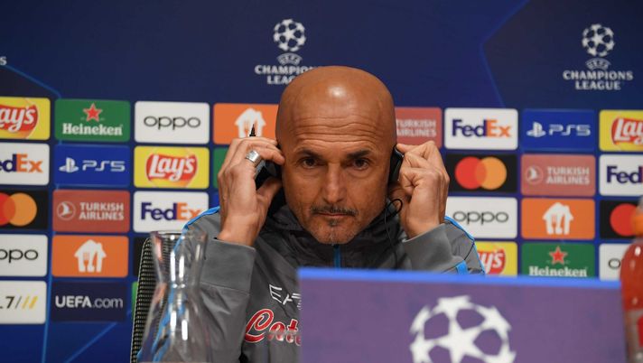 AMSTERDAM, NETHERLANDS - OCTOBER 03: Luciano Spalletti, Head Coach of Napoli speaks during a press conference at Amsterdam Arena on October 03, 2022 in Amsterdam, Netherlands. (Photo by SSC NAPOLI/SSC NAPOLI via Getty Images) Spalletti: “Si diventa grandi vincendo partite così. Non so ancora chi giocherà ma…” - immagine 1
