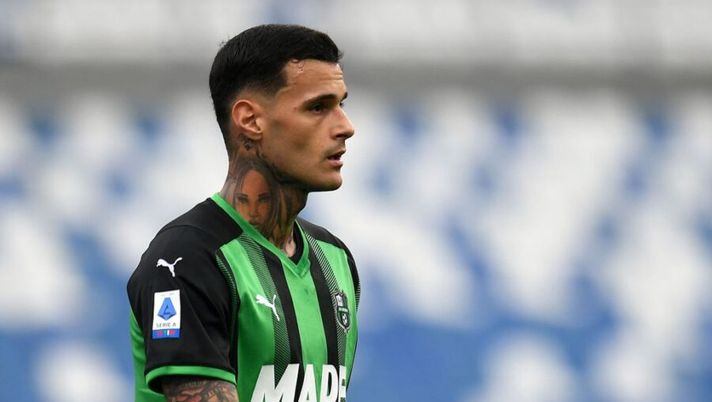 REGGIO NELL'EMILIA, ITALY - OCTOBER 31: Gianluca Scamacca of US Sassuolo looks on during the Serie A match between US Sassuolo and Empoli FC at Mapei Stadium - Citta' del Tricolore on October 31, 2021 in Reggio nell'Emilia, Italy. (Photo by Alessandro Sabattini/Getty Images) Come cambia il Sassuolo senza Berardi e Lopez: fiducia a Raspadori, Scamacca e Traoré - immagine 1