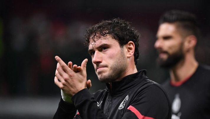 AC Milan's Italian defender Davide Calabria applauds prior to the UEFA Champions League Group B football match between AC Milan and Porto on November 3, 2021 at the San Siro stadium in Milan. (Photo by Marco BERTORELLO / AFP) (Photo by MARCO BERTORELLO/AFP via Getty Images) Italia, Calabria e Locatelli lasciano il ritiro per motivi personali. Nessuna indisponibilità - immagine 1