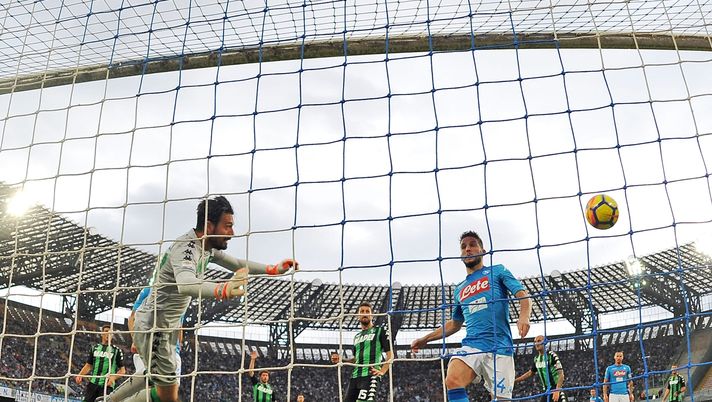 NAPLES, ITALY - OCTOBER 29: Player of SSC Napoli Dries Mertens scores the 3-1 goal during the Serie A match between SSC Napoli and US Sassuolo at Stadio San Paolo on October 29, 2017 in Naples, Italy. (Photo by Francesco Pecoraro/Getty Images) Napoli-Sassuolo 4-0, “Ciro” Mertens cala il poker e chiude la partita - immagine 1