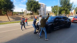 VIDEO Barcellona, furia Umtiti! Tifosi salgono sul cofano della sua Lamborghini