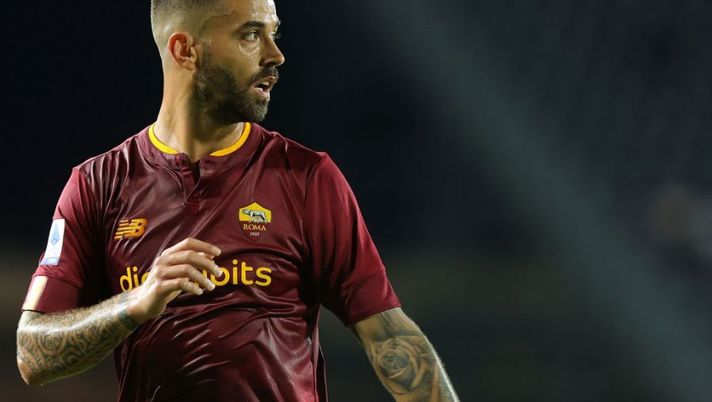 EMPOLI, ITALY - SEPTEMBER 12: Leonardo Spinazzola of AS Roma in action during the Serie A match between Empoli FC and AS Roma at Stadio Carlo Castellani on September 12, 2022 in Empoli, Italy. (Photo by Gabriele Maltinti/Getty Images) Roma, la formazione per il Napoli è annunciata: ecco le scelte di Mourinho - immagine 1