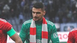 Derby di Sofia, alle spalle del portiere la sciarpa del supertifoso CSKA morto a 90 anni