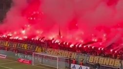 Curva tutta rossa all’improvviso: lo show degli ultras Brondby al derby di Copenaghen…