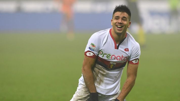 MILAN, ITALY - DECEMBER 11: Giovanni Simeone of Genoa CFC reacts during the Serie A match between FC Internazionale and Genoa CFC at Stadio Giuseppe Meazza on December 11, 2016 in Milan, Italy. (Photo by Valerio Pennicino/Getty Images) Genoa, Simeone sì o no: Juric ha deciso. Ma restano due ballottaggi di formazione - immagine 1
