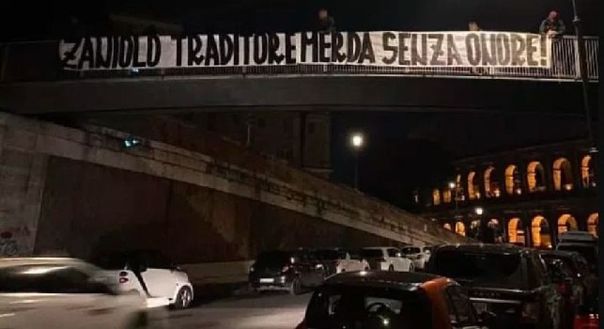 FOTO – Roma, striscione pesante contro Zaniolo: “Traditore, m***a”- immagine 2