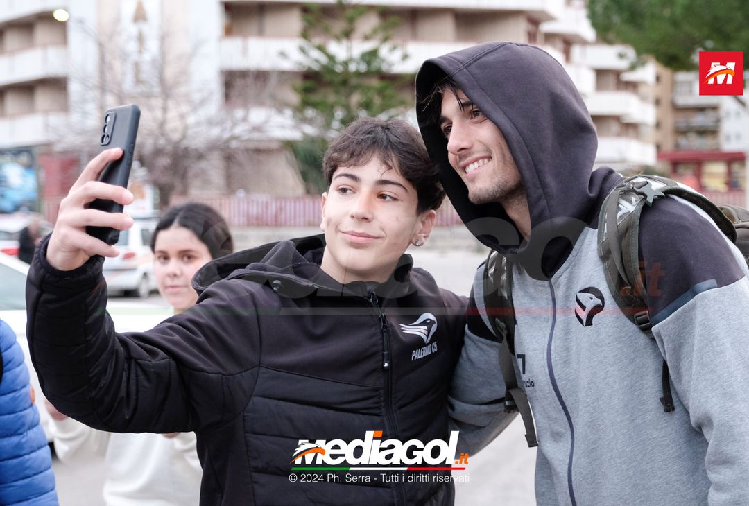 FOTO PALERMO: il Palermo si raduna al parcheggio dell’Ippodromo (GALLERY) - immagine 37