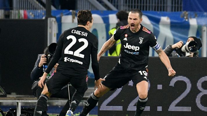 ROME, ITALY - NOVEMBER 20: Leonardo Bonucci of Juventus celebrates after scoring the frist goal of his team with his teammatesduring the Serie A match between SS Lazio and Juventus at Stadio Olimpico on November 20, 2021 in Rome, Italy. (Photo by Marco Rosi - SS Lazio/Getty Images) Massimo Bonini: “Manca qualcosa ma c’è dna, anche la Juve rientrerà nella corsa Scudetto” - immagine 1