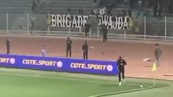 Marocco, tre ex giocatori tornano davanti alla loro curva: ma i loro fiori vengono presi a calci…