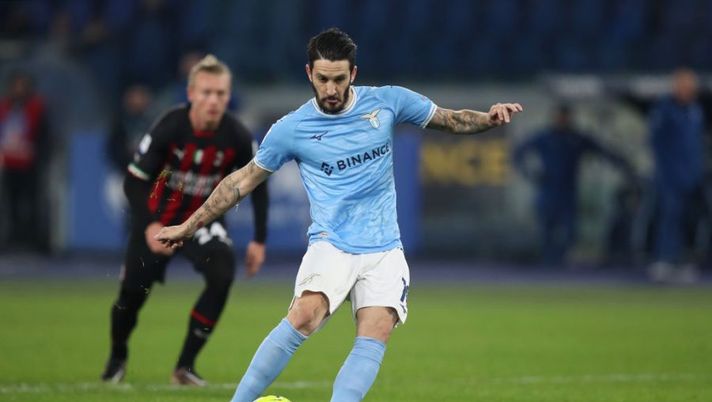 ROME, ITALY - JANUARY 24: Luis Alberto of SS Lazio scores the team's third goal from a penalty kick during the Serie A match between SS Lazio and AC Milan at Stadio Olimpico on January 24, 2023 in Rome, Italy. (Photo by Paolo Bruno/Getty Images) Lazio, il rigorista senza Immobile questa volta è Luis Alberto: la verità sulla gerarchia - immagine 1