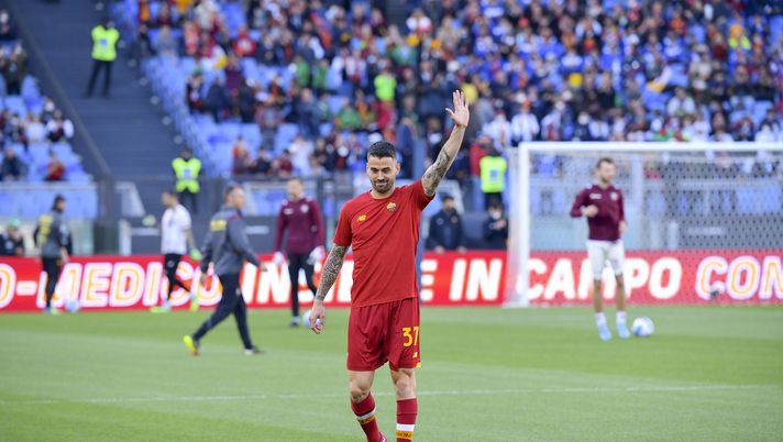 ROME, ITALY - APRIL 10: AS Roma player Leonsrdo Spinazzola warm-up prior the Serie A match between AS Roma v US Salernitana on April 10, 2022 in Rome, Italy. (Photo by Fabio Rossi/AS Roma via Getty Images) Spinazzola lancia la sfida alla Fiorentina: “Europa? Ora sono tutte importanti” - immagine 1