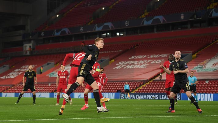 LIVERPOOL, ENGLAND - DECEMBER 01: Perr Schuurs of Ajax wins a header over Curtis Jones of Liverpool during the UEFA Champions League Group D stage match between Liverpool FC and Ajax Amsterdam at Anfield on December 01, 2020 in Liverpool, England. Sporting stadiums around the UK remain under strict restrictions due to the Coronavirus Pandemic as Government social distancing laws prohibit fans inside venues resulting in games being played behind closed doors. (Photo by Michael Regan/Getty Images) Fiorentina, operazione Schuurs: costi e tempi, scenario in evoluzione - immagine 1