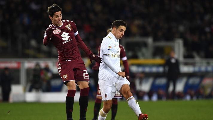 TURIN, ITALY - JANUARY 16:  Sasa Lukic (L) of FC Torino competes with Giacomo Bonaventura of AC Milan during the Serie A match between FC Torino and AC Milan at Stadio Olimpico di Torino on January 16, 2017 in Turin, Italy.  (Photo by Valerio Pennicino/Getty Images) 