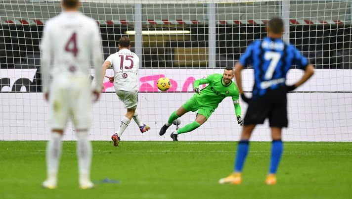 MILAN, ITALY - NOVEMBER 22: Cristian Ansaldi of Torino scores their sides second goal from the penalty spot past Samir Handanovic of Inter Milan during the Serie A match between FC Internazionale and Torino FC at Stadio Giuseppe Meazza on November 22, 2020 in Milan, Italy. Sporting stadiums around Italy remain under strict restrictions due to the Coronavirus Pandemic as Government social distancing laws prohibit fans inside venues resulting in games being played behind closed doors. (Photo by Valerio Pennicino/Getty Images) MILAN, ITALY - NOVEMBER 22: Cristian Ansaldi of Torino scores their sides second goal from the penalty spot past Samir Handanovic of Inter Milan during the Serie A match between FC Internazionale and Torino FC at Stadio Giuseppe Meazza on November 22, 2020 in Milan, Italy. Sporting stadiums around Italy remain under strict restrictions due to the Coronavirus Pandemic as Government social distancing laws prohibit fans inside venues resulting in games being played behind closed doors. (Photo by Valerio Pennicino/Getty Images)