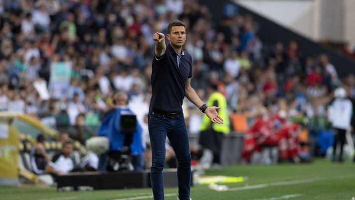 UDINE, ITALY - MAY 14: Thiago Motta, Manager of Spezia Calcio gestures during the Serie A match between Udinese Calcio and Spezia Calcio at Dacia Arena on May 14, 2022 in Udine, Italy. (Photo by Emmanuele Ciancaglini/Getty Images) Il Bologna va su Thiago Motta, la situazione su ingaggio e contratto - immagine 1