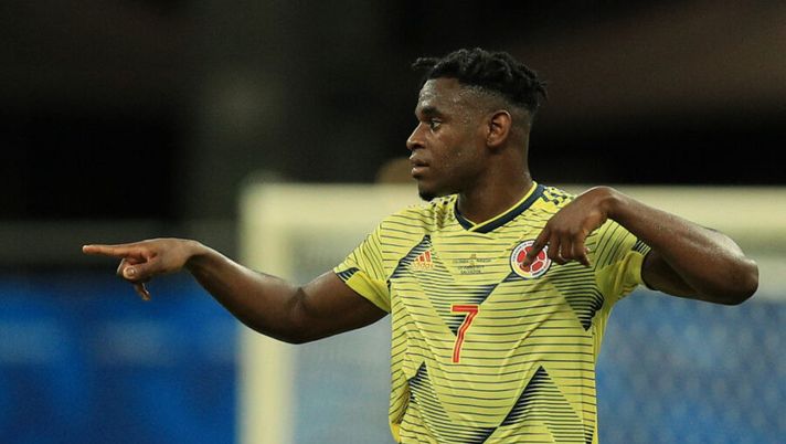 SALVADOR, BRAZIL - JUNE 23: Duvan Zapata of Colombia gestures during the Copa America Brazil 2019 group B match between Colombia and Paraguay at Arena Fonte Nova on June 23, 2019 in Salvador, Brazil. (Photo by Buda Mendes/Getty Images) Infortunio per Duvan Zapata! Allarme e cambio per problema muscolare: subito esami - immagine 1