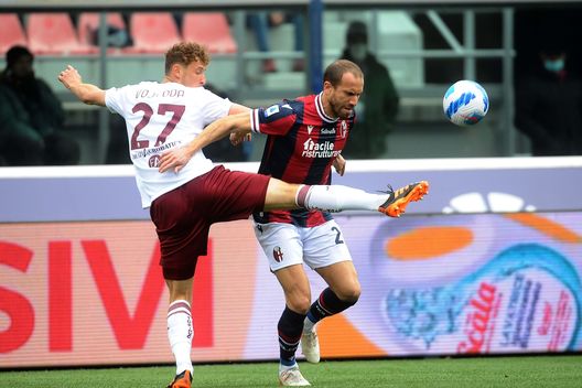 BOLOGNA, ITALY - MARCH 06: Lorenzo De Silvestri of Bologna FC ( R ) competes the ball with Mergim Vojvoda of Torino FC ( L ) during the Serie A match between Bologna FC and Torino FC at Stadio Renato Dall'Ara on March 06, 2022 in Bologna, Italy. (Photo by Mario Carlini / Iguana Press/Getty Images) Juric si limita a un cambio all’85’: ma Pjaca e Ansaldi potevano servire- immagine 2