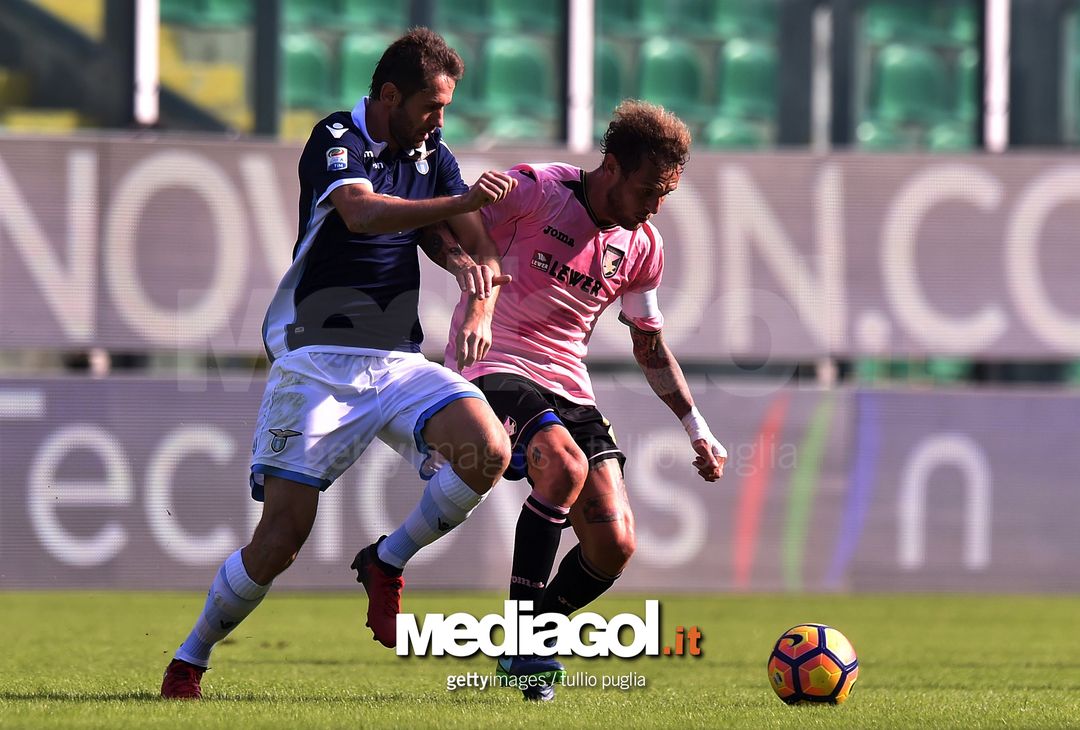  PALERMO, ITALY - NOVEMBER 27: Senad Lulic (L) of Lazio and Alessandro Diamanti of Palermo compete for the ball during the Serie A match betweenUS Citta di Palermo and SS Lazio at Stadio Renzo Barbera on November 27, 2016 in Palermo, Italy.  (Photo by Tullio M. Puglia/Getty Images) 