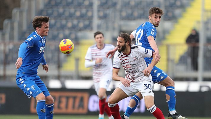 EMPOLI, ITALY - FEBRUARY 13: Liam Henderson and Mattia Viti (R) of Empoli FC battles for the ball with Leonardo Pavoletti of Cagliari Calcio during the Serie A match between Empoli FC and Cagliari Calcio at Stadio Carlo Castellani on February 13, 2022 in Empoli, Italy. (Photo by Gabriele Maltinti/Getty Images) EMPOLI, ITALY - FEBRUARY 13: Liam Henderson and Mattia Viti (R) of Empoli FC battles for the ball with Leonardo Pavoletti of Cagliari Calcio during the Serie A match between Empoli FC and Cagliari Calcio at Stadio Carlo Castellani on February 13, 2022 in Empoli, Italy. (Photo by Gabriele Maltinti/Getty Images)