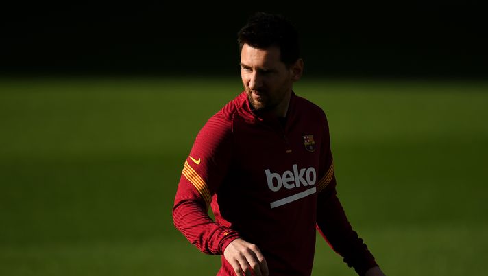 BARCELONA, SPAIN - NOVEMBER 29: Lionel Messi of FC Barcelona looks on during the warm up prior to the La Liga Santader match between FC Barcelona and C.A. Osasuna at Camp Nou on November 29, 2020 in Barcelona, Spain. (Photo by David Ramos/Getty Images) BARCELONA, SPAIN - NOVEMBER 29: Lionel Messi of FC Barcelona looks on during the warm up prior to the La Liga Santader match between FC Barcelona and C.A. Osasuna at Camp Nou on November 29, 2020 in Barcelona, Spain. (Photo by David Ramos/Getty Images)