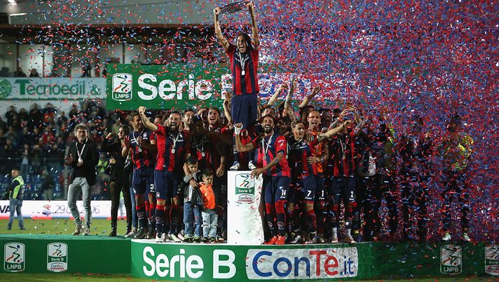 CROTONE, ITALY - MAY 20:  Players of Crotone celebrate after winning the Lega B championship after  the Serie B  between FC Crotone and Virtus Entella  at Stadio Comunale Ezio Scida on May 20, 2016 in Crotone, Italy.  (Photo by Maurizio Lagana/Getty Images) 