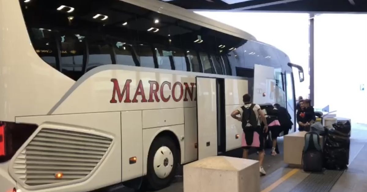 VIDEO Palermo, i rosanero tornano in città: Brunori e compagni in partenza da Genova