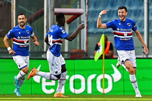 GENOA, ITALY - MAY 16: Alex Ferrari of Sampdoria (R) celebrates with his team-mates Fabio Quagliarella and Ronaldo Vieira after scoring a goal during the Serie A match between UC Sampdoria and ACF Fiorentina at Stadio Luigi Ferraris on May 16, 2022 in Genoa, Italy. (Photo by Getty Images) La moViola: Mariani sufficiente, regolare il gol di Ferrari. Rigore ok- immagine 2