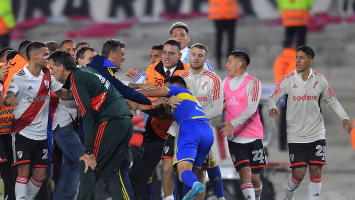 River-Boca finisce in rissa, 7 espulsi e polizia in campo: denunciati 3 giocatori - immagine 1
