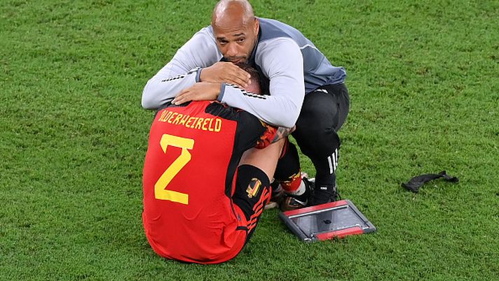 DOHA, QATAR - DECEMBER 01: Thierry Henry, Assistant Coach of Belgium consoles Toby Alderweireld of Belgium after their sides' elimination from the tournament during the FIFA World Cup Qatar 2022 Group F match between Croatia and Belgium at Ahmad Bin Ali Stadium on December 01, 2022 in Doha, Qatar. (Photo by Justin Setterfield/Getty Images) HENRY PER IL BELGIO DEL FUTURO