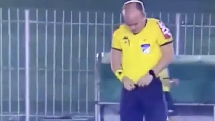 Brasile, arbitro urina in campo e viene ripreso dalle telecamere