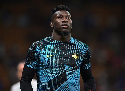 MILAN, ITALY - SEPTEMBER 07: Andre Onana of FC Internazionale warms up ahead before the UEFA Champions League group C match between FC Internazionale and FC Bayern München at San Siro Stadium on September 07, 2022 in Milan, Italy. (Photo by Mattia Ozbot - Inter/Inter via Getty Images) Inzaghi come Italiano? L’alternanza in porta divide l’Inter. Biasin: “Un errore”- immagine 2