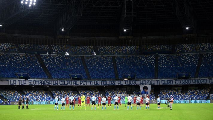 NAPLES, ITALY - NOVEMBER 29: Players observe a minutes silence for former footballer, Diego Maradona, who recently passed away prior to during the Serie A match between SSC Napoli and AS Roma at Stadio San Paolo on November 29, 2020 in Naples, Italy. Sporting stadiums around Italy remain under strict restrictions due to the Coronavirus Pandemic as Government social distancing laws prohibit fans inside venues resulting in games being played behind closed doors. (Photo by Francesco Pecoraro/Getty Images) NAPLES, ITALY - NOVEMBER 29: Players observe a minutes silence for former footballer, Diego Maradona, who recently passed away prior to during the Serie A match between SSC Napoli and AS Roma at Stadio San Paolo on November 29, 2020 in Naples, Italy. Sporting stadiums around Italy remain under strict restrictions due to the Coronavirus Pandemic as Government social distancing laws prohibit fans inside venues resulting in games being played behind closed doors. (Photo by Francesco Pecoraro/Getty Images)